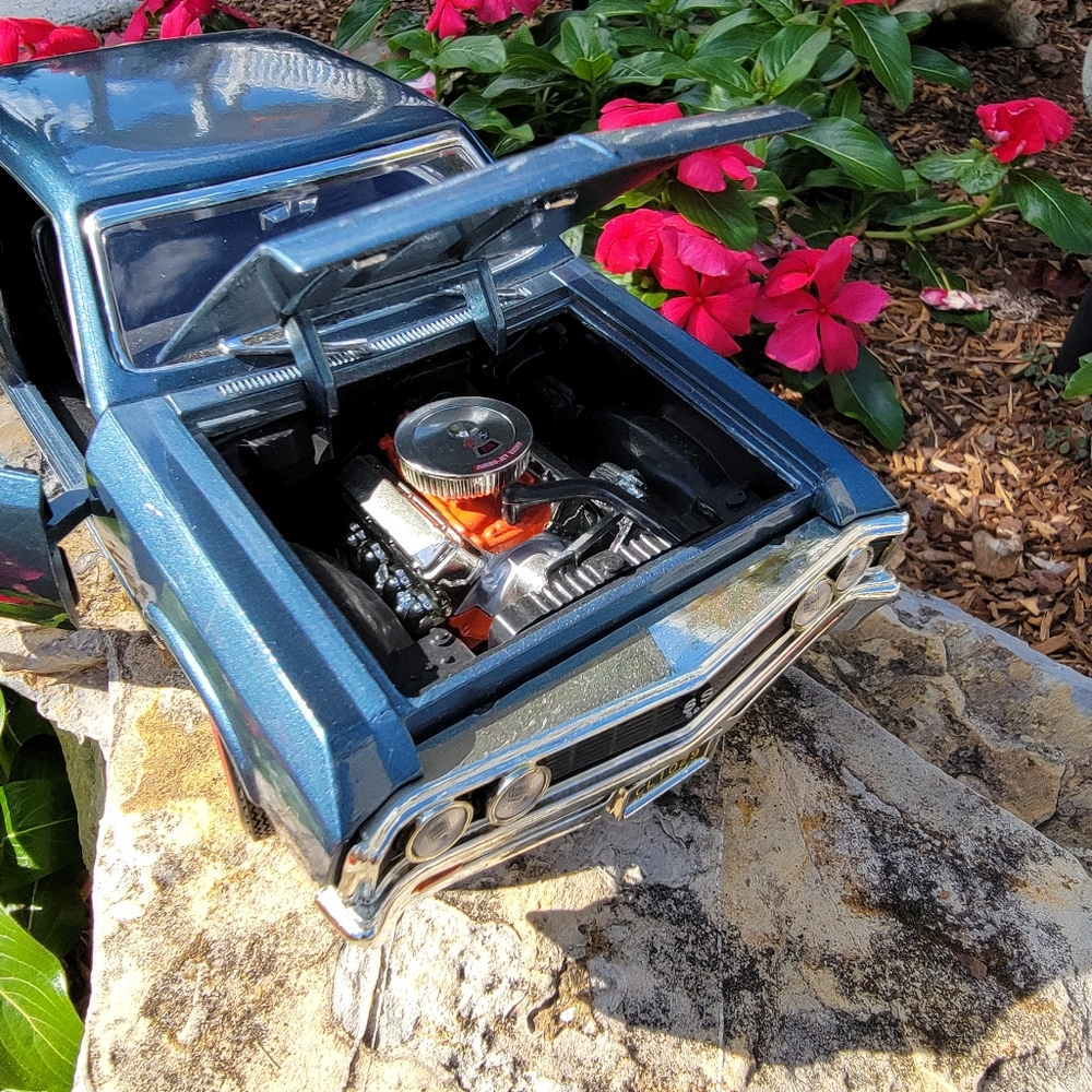 MOTORMAX ♡ 1967 Slate Blue Metallic Chevelle SS396 1:18 Scale Diecast Model - Picture 3 of 17